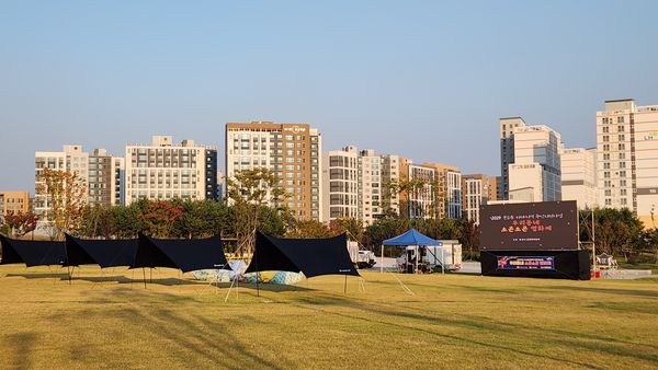 도심 아파트 인접 공원 대형 LED 스크린 셋업 2
