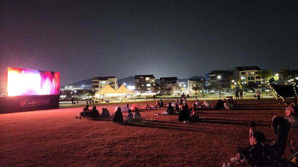 도심 공원 잔디밭 무소음 무선헤드셋 야외 영화 상영 현장